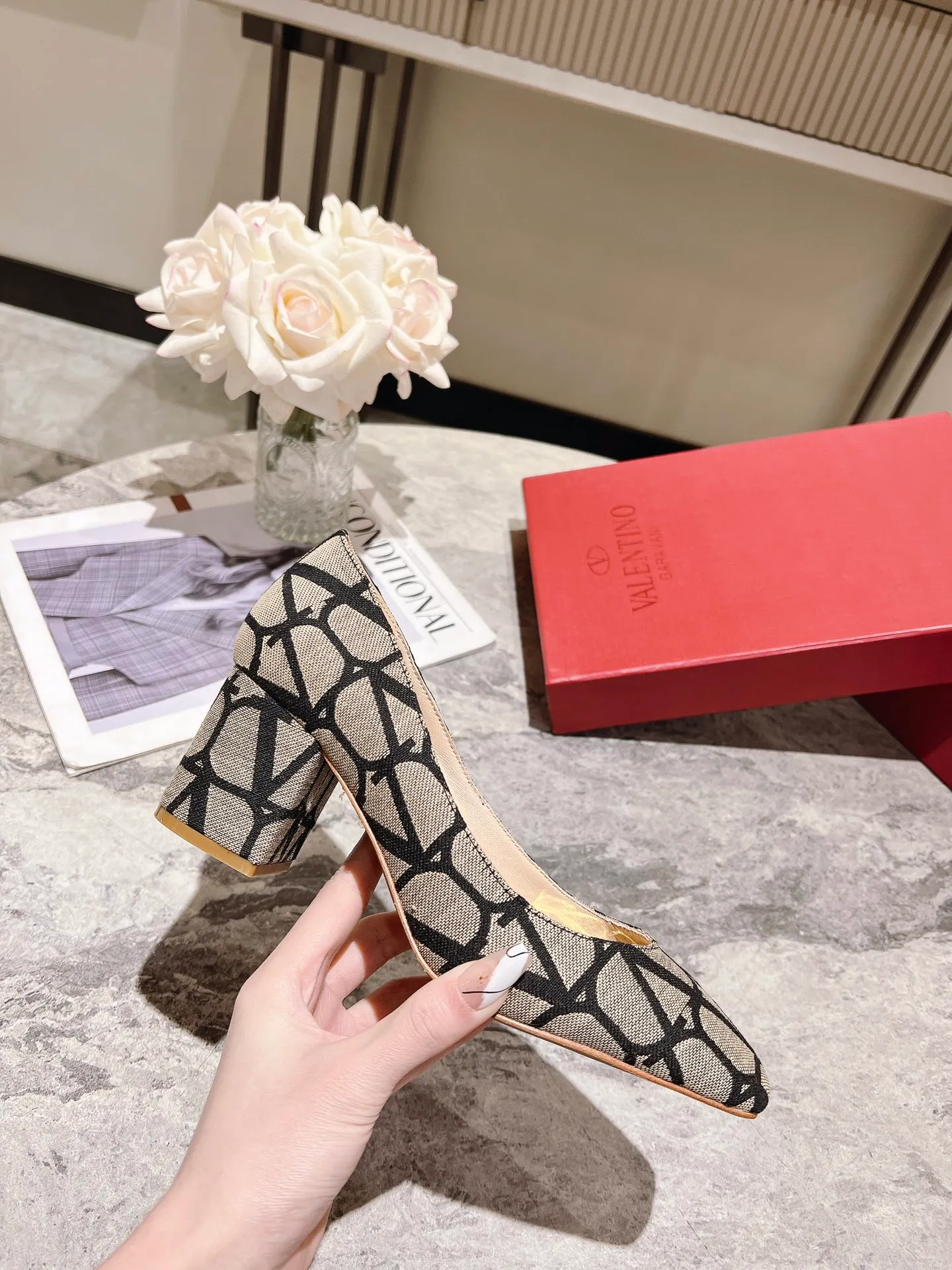👟👟Ex-factory price 440👟👟 Genuine leather sole +40 Top version 𝑉𝐴𝐿𝐸𝑁𝑇𝐼𝑁𝑂 Valentino new spring and summer women's 5⃣️ color spring shoes. The unique [V logo fabric print pattern] brings out a full sense of high-end, and the new season will live up to expectations! Worth buying★Absolutely high-grade❥Original method, Absolutely sensual❥Elegant style, creating a different feeling, simple and elegant style!  Code number: 35-41 (34-42 customized) Fabric: Fabric printed cloth Lining: Sheepskin lining Heel height: 6cm～8.5cm2⃣️ options Leather outsole Rubber outsole
